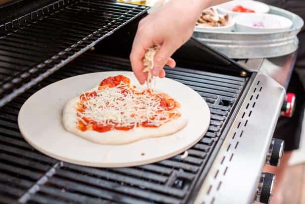 Making pizza on the bbq