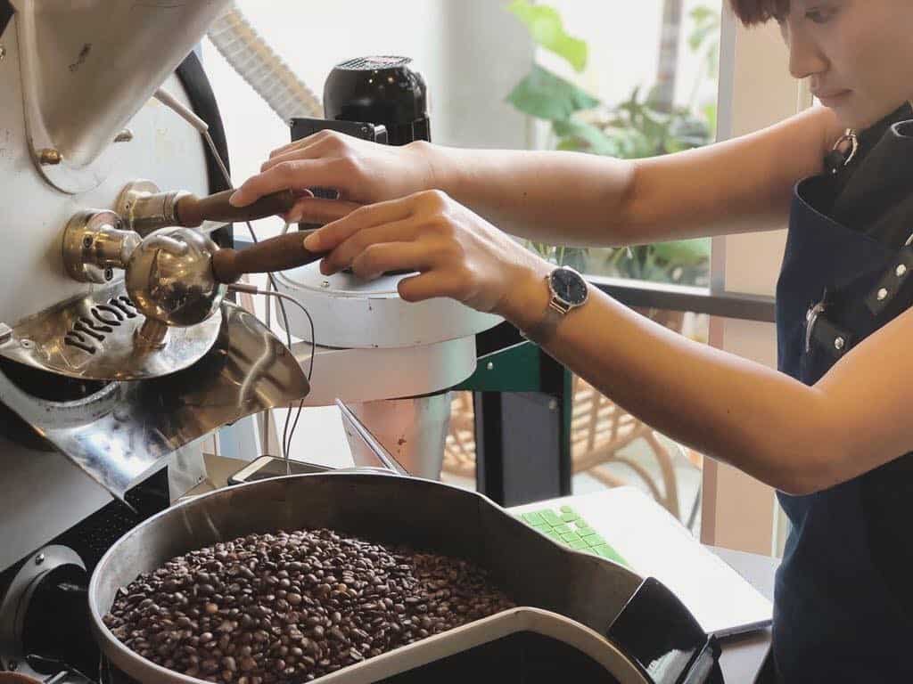 Roaster blending coffee