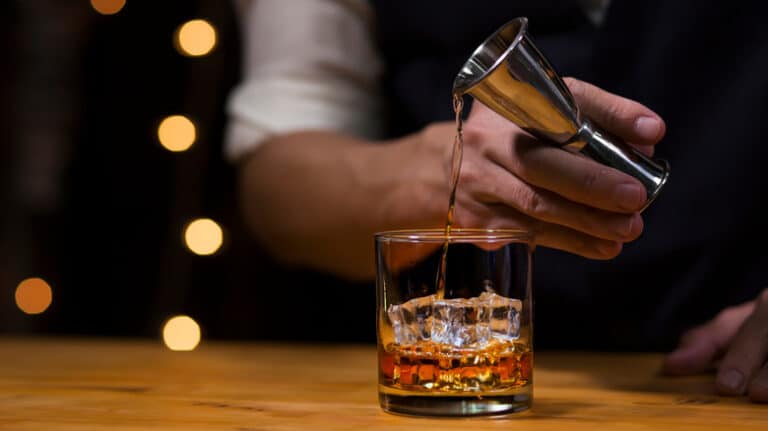 Standard Pour of Bourbon: Your Guide to Perfect Sips